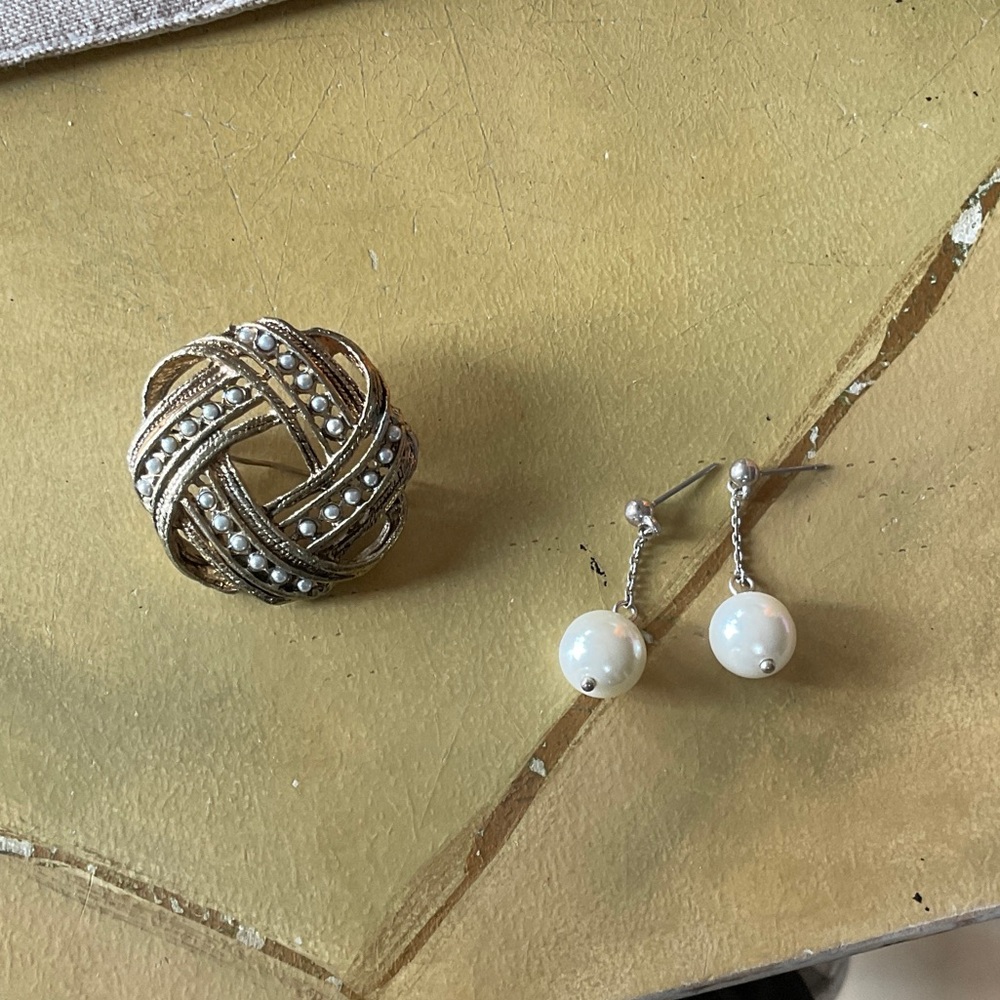 Elegant Knot broach with Pearl Earrings